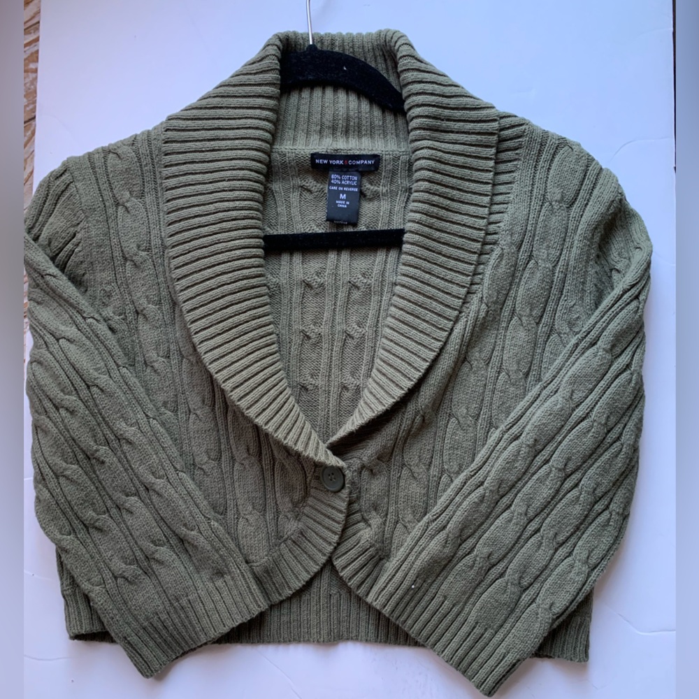 New York & Company Sage Green Cable Knit Cropped Shrug✨